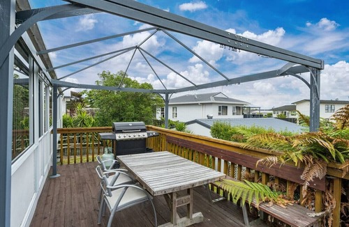 Two Mile Bay House | 2 Mile Cosy Corner with Wi-Fi, 2 minute walk to lake edge and restaurant