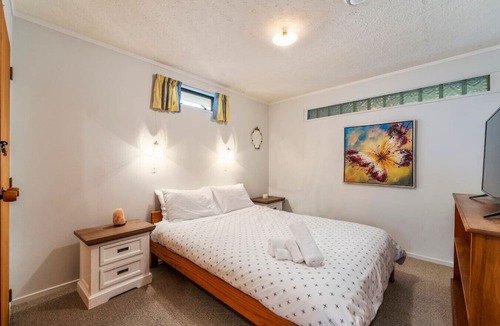 Two Mile Bay House | 2 Mile Cosy Corner with Wi-Fi, 2 minute walk to lake edge and restaurant