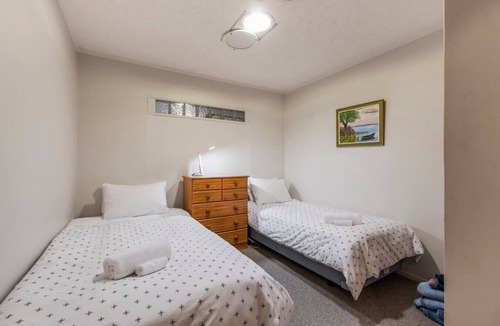 Two Mile Bay House | 2 Mile Cosy Corner with Wi-Fi, 2 minute walk to lake edge and restaurant