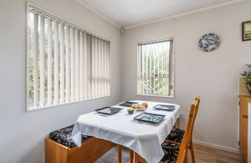 Two Mile Bay House | 2 Mile Cosy Corner with Wi-Fi, 2 minute walk to lake edge and restaurant