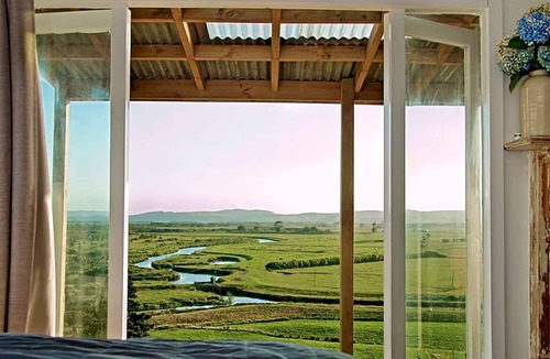 Aka Aka Cottage | Off-The-Grid Luxury Holiday Cottage with Waikato River Views near Auckland, North Island