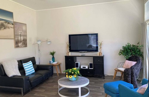 Whangamata Cottage | Beachside 2BR Unit Retreat | 2 Min Walk to Beach | WiFi + Work-Friendly