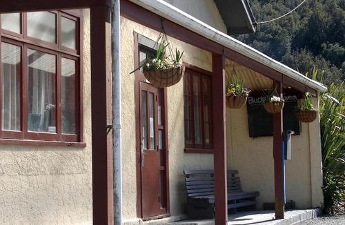 Taylorville Cabin | Room for Three in a Holiday Lodge near Greymouth, New Zealand