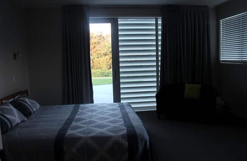 Waitoki Cabin | Romantic Getaway Accommodation with Breathtaking Views in Waitoki, North Island