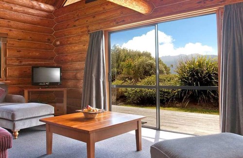 Te Anau Cabin | Picturesque Cabin for Families or Couples on Lake Te Anau, New Zealand