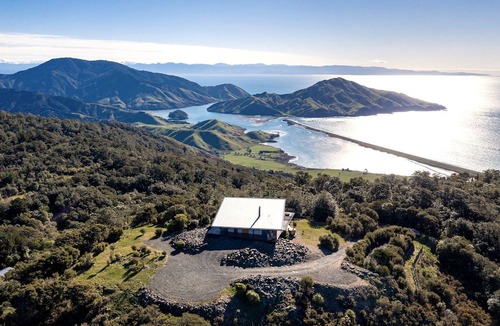 Whangamoa Villa | Breathtaking South Island Holiday Home Ideal as Luxury Accommodation, Nelson