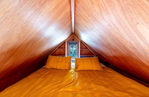 Lake Hawea Cabin | Adorable Lake Hawea Accommodation for Lakefront Tiny House Glamping in New Zealand