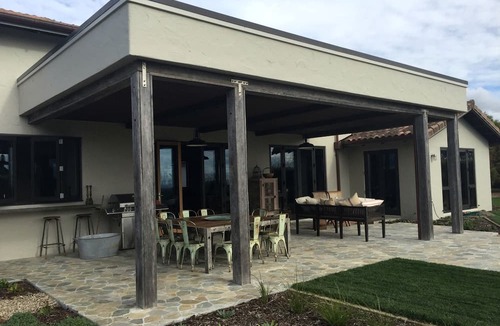 Pukekohe East Cabin | Stylish Room with Private Patio in a Bed and Breakfast near Pukekohe, Auckland