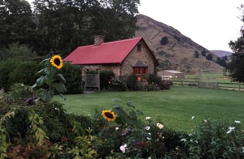 Athol Cottage | Rural Farm Stay Cottage with Full Kitchen on the South Island of New Zealand