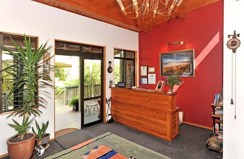 Collingwood Cabin | Modern Room Rental near Farewell Spit in Golden Bay, New Zealand