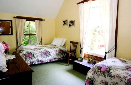 Motueka Cabin | Luxury All-Inclusive Waterfront Lodge Rental for Tasman Bay Holiday in Motueka, New Zealand