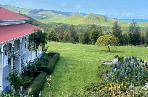 Waimarama Villa | Luxurious Private Cottage Overlooking the Ocean in Hawke's Bay, New Zealand