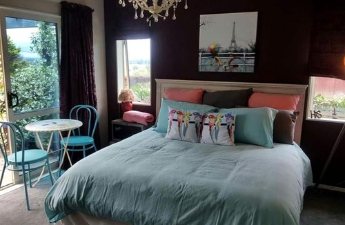 Waitomo Caves Cabin | Cozy Accommodation with Breakfast on Stunning Orchard near Hamilton, North Island