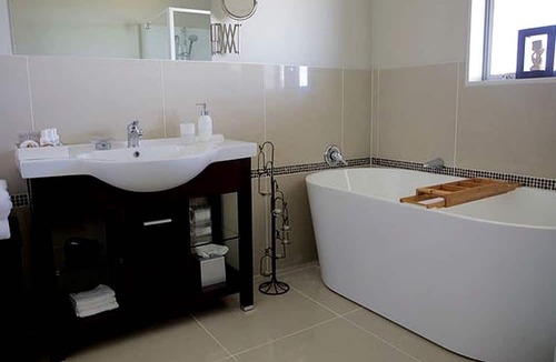 Okaihau Cabin | Luxury Vacation Accommodation for Four Guests near KeriKeri, North Island