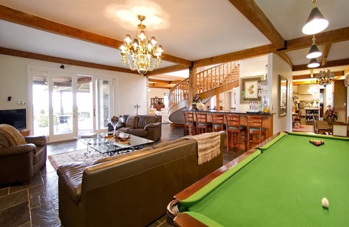 Ohauiti Cabin | Spacious Honeymoon Suite on Country Estate in Tauranga, New Zealand