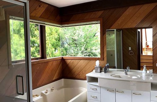 Waiatarua Cabin | Romantic Getaway at Unique Bed and Breakfast near Piha Beach, North Island