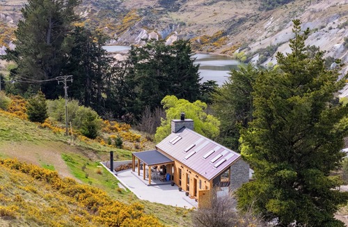 Saint Bathans Cabin | Architect-Designed Private Alpine Timber Lodge