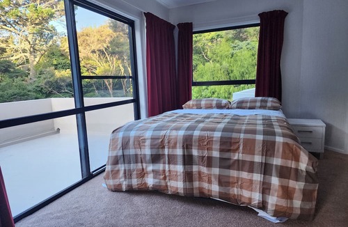Birkenhead House | Entire Upper-floor: Spacious 140m2