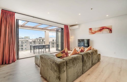 Auckland Central Business District Apartment | Premium Viaduct Waterfront Abode | Pool & Parking