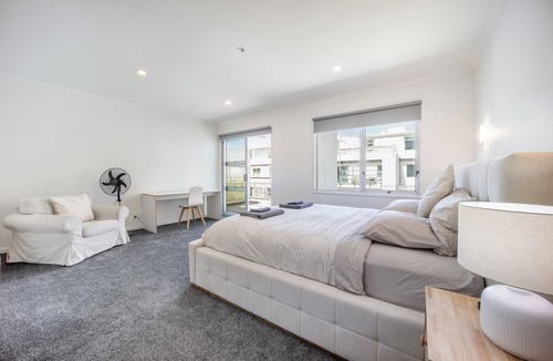 Auckland Central Business District Apartment | Harborfront Penthouse | Free Parking | Chill Vibes