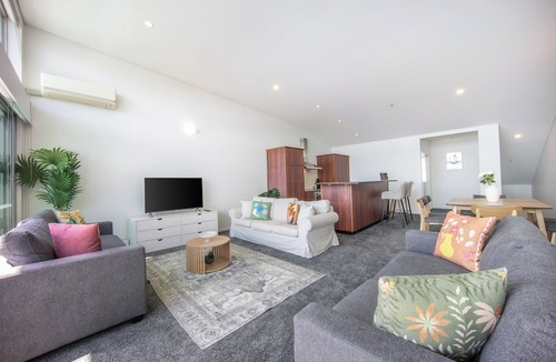Auckland Central Business District Apartment | Harborfront Penthouse | Free Parking | Chill Vibes