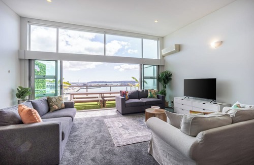 Auckland Central Business District Apartment | Harborfront Penthouse | Free Parking | Chill Vibes