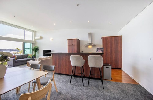 Auckland Central Business District Apartment | Harborfront Penthouse | Free Parking | Chill Vibes