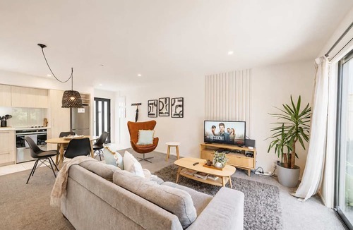 Edgeware House | Modern Christchurch 2BR | Spa + Parking