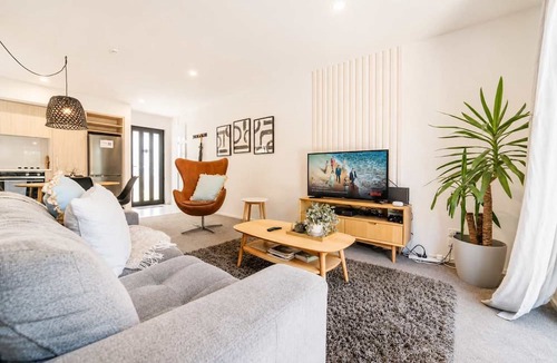 Edgeware House | Modern Christchurch 2BR | Spa + Parking