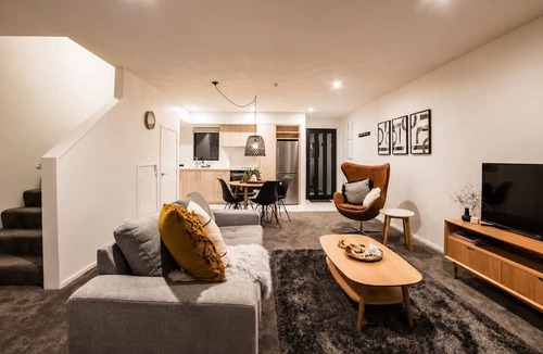 Edgeware House | Modern Christchurch 2BR | Spa + Parking