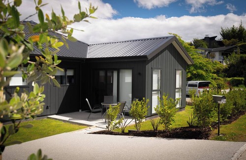 Fernhill House | Sunny Hillside Haven - Walk to Town + Breakfast!