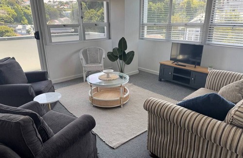 Napier Apartment | Chic 2 Bedroom Apartment in Art Deco Napier
