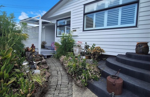 Whangarei House | Unique City Bungalow Two bedroom eclectic City Bungalow Arty and tranquil haven