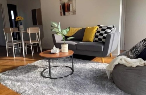 Addington Apartment | Charming 2-bedroom apartment in welcoming Christchurch with AC