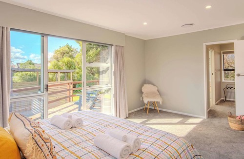 Rotorua House | Fairway Views - Golf, Spa Pool, Sleeps 10