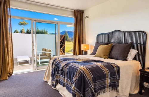 Tekapo House | Infinity LakeView | Kitchen + Parking | Sleeps 6