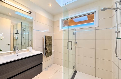 Tekapo House | Infinity LakeView | Kitchen + Parking | Sleeps 6