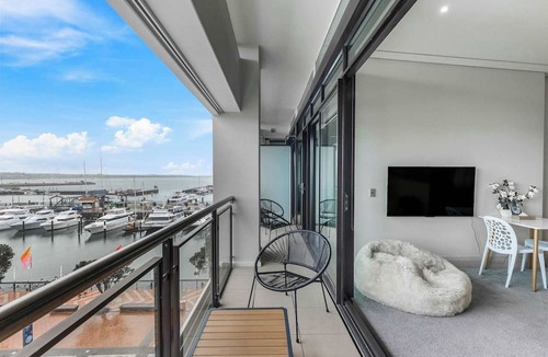 Auckland Central Business District Apartment | Comfort, Harbour Views & Balcony | Zodiak Stays
