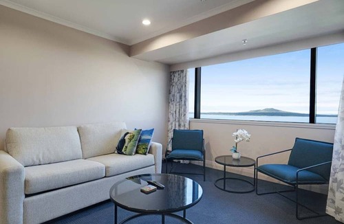 Takapuna Apartment | Stunning Views Kitchen Gym Swimming Pool Car Park