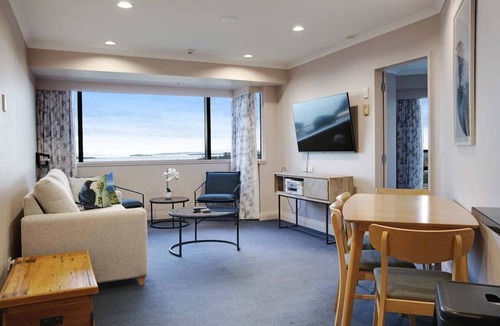 Takapuna Apartment | Stunning Views Kitchen Gym Swimming Pool Car Park