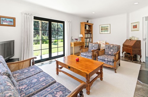 Featherston House | Hill Cottage - Featherston Holiday Home
