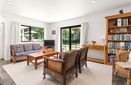 Featherston House | Hill Cottage - Featherston Holiday Home