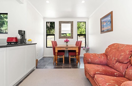 Featherston House | Hill Cottage - Featherston Holiday Home