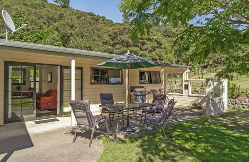 Featherston House | Hill Cottage - Featherston Holiday Home