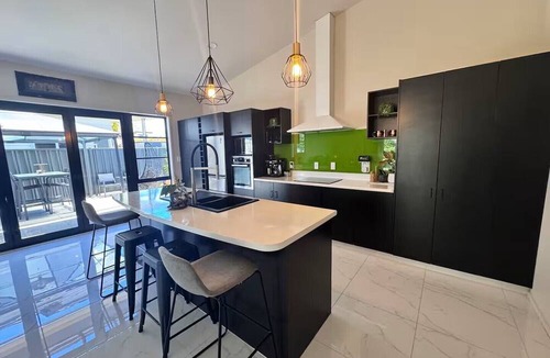 Ohope House | Spacious Home with Spa Sleeps - 12 in Ōhope. 2min walk to Harbour, 5min to Beach
