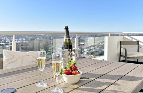 Christchurch City Centre Apartment | Pacific Horizon - Luxury Sky Suite 19th Floor City Views