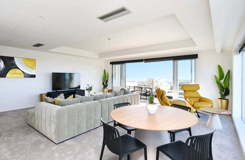 Christchurch City Centre Apartment | Pacific Horizon - Luxury Sky Suite 19th Floor City Views