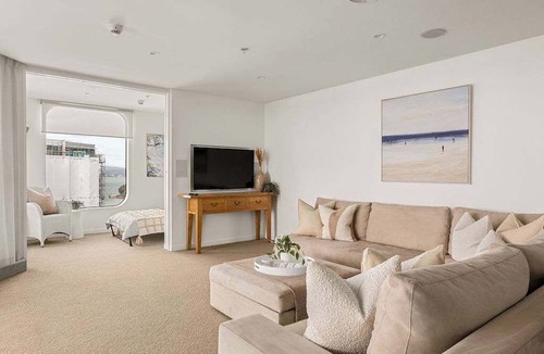 Mount Maunganui Apartment | Sunrise to Sunset Ocean Harbour Views Pool Spa Gym