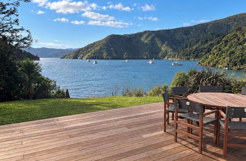 Whatamango Bay House | Waterfront Bach | Deck, Kayaks & Pool Table | 15min drive from Picton