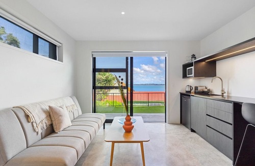 Point Chevalier Apartment | Elegant Coastal Studio with Beach Access & Ocean Views